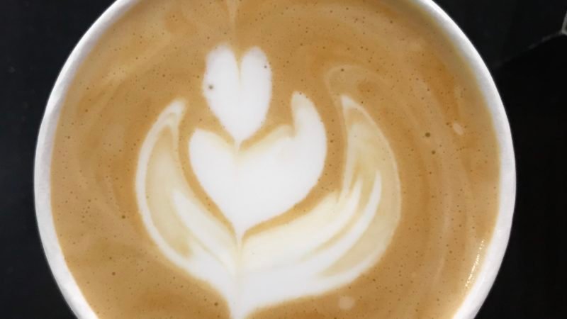 ¿Cuántas calorías consumes en tú café?
